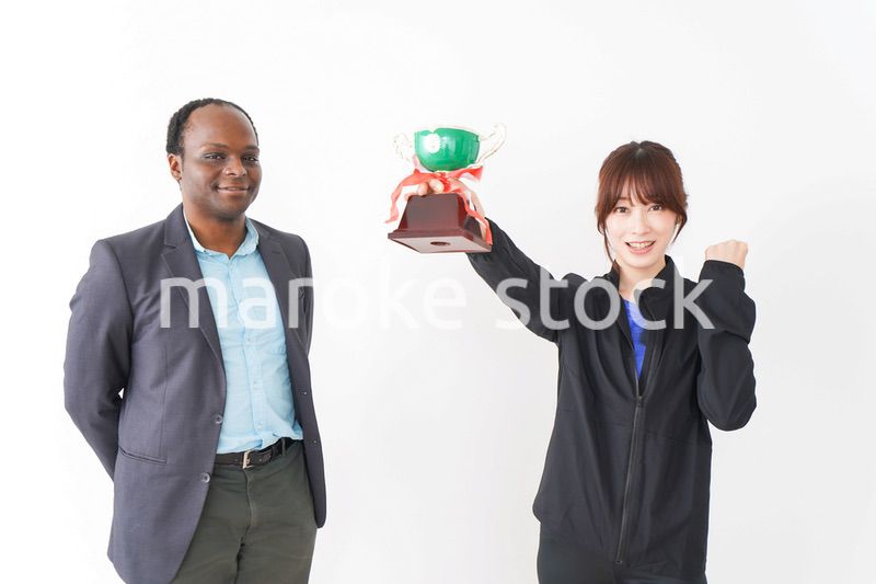 優勝トロフィーを受け取る人