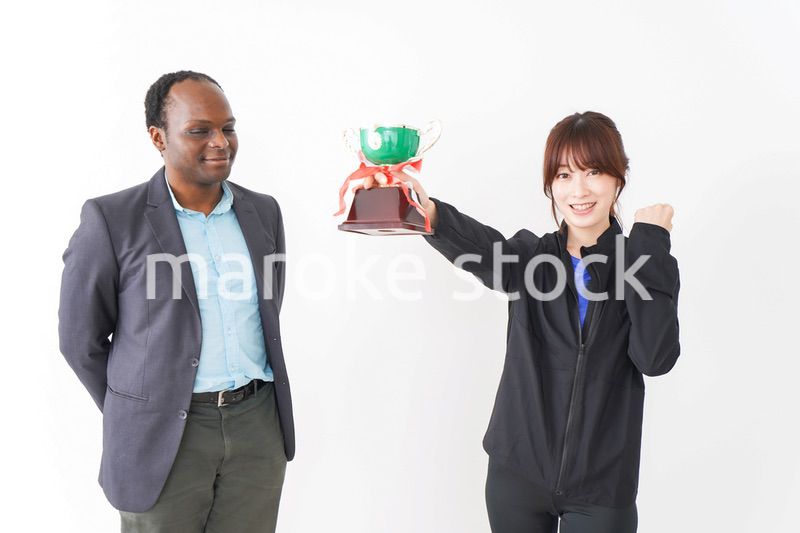 優勝トロフィーを受け取る人
