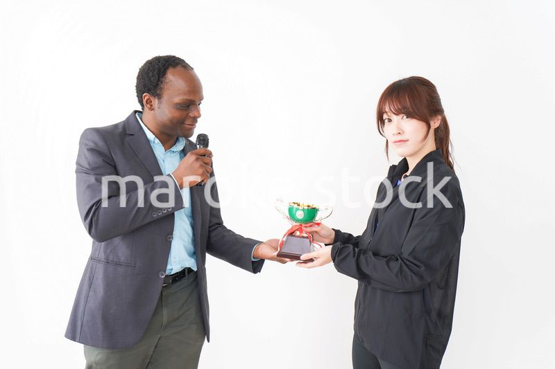 優勝トロフィーを受け取る人