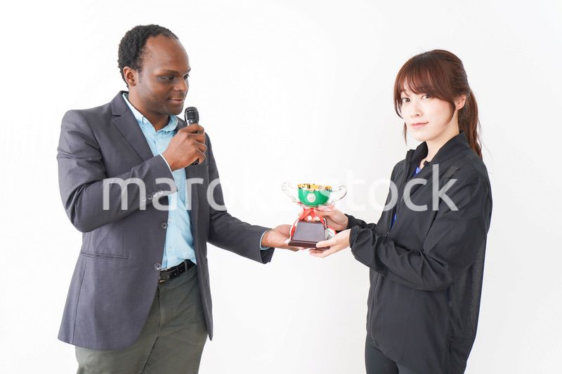 優勝トロフィーを受け取る人