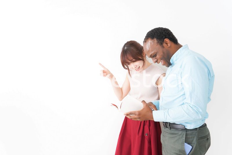 外国人観光客の道案内をする若い女性