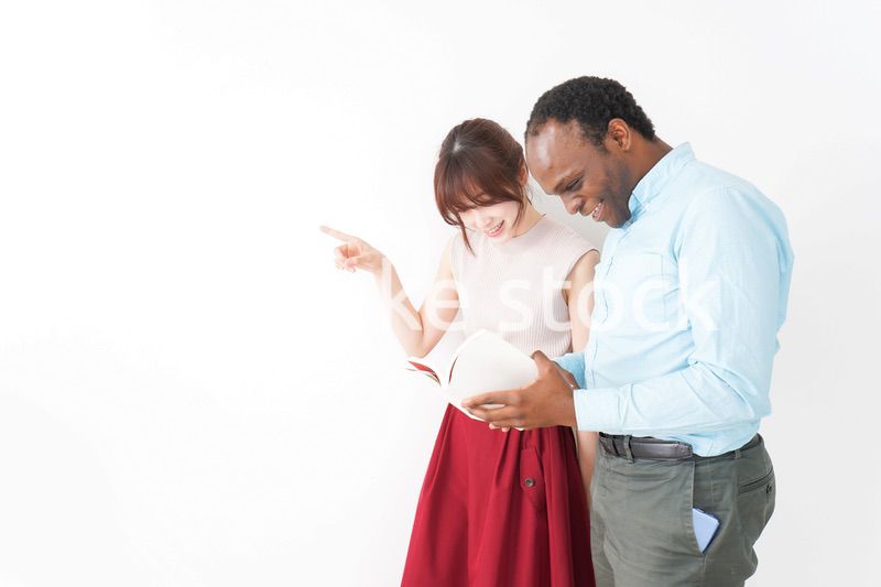 外国人観光客の道案内をする若い女性