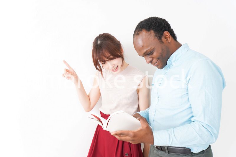 外国人観光客の道案内をする若い女性