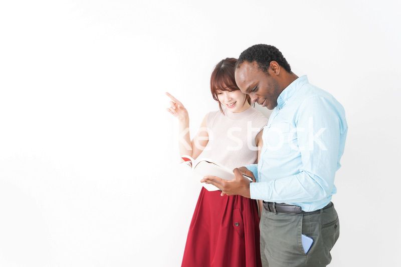 外国人観光客の道案内をする若い女性