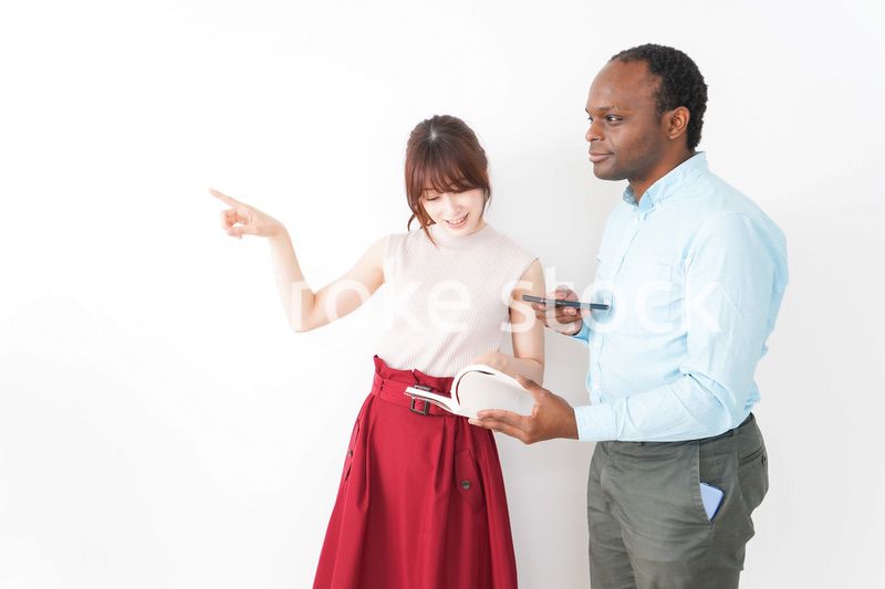 外国人観光客の道案内をする若い女性