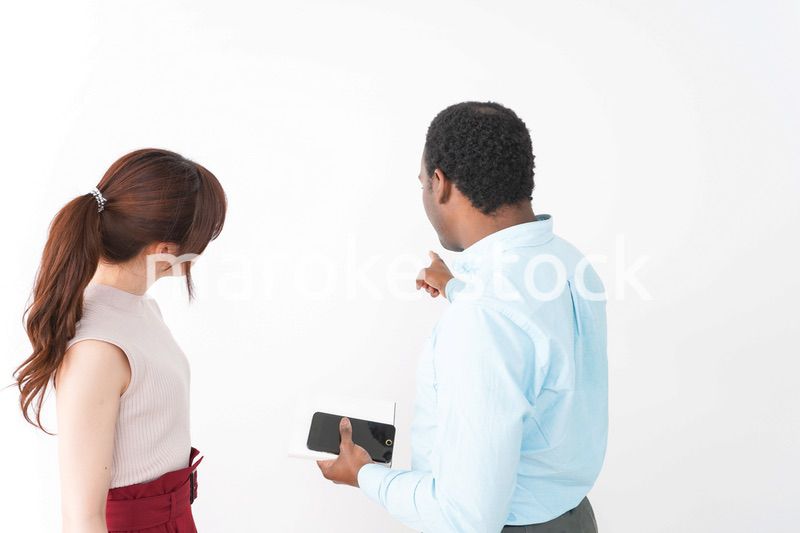 外国人観光客の道案内をする若い女性