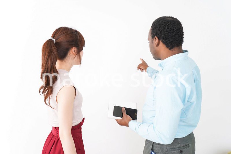 外国人観光客の道案内をする若い女性