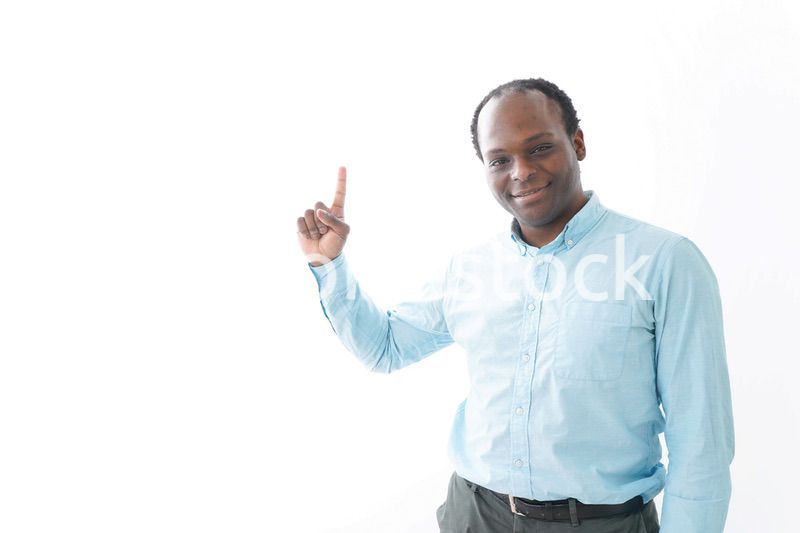 ポイントを指差す黒人の男性