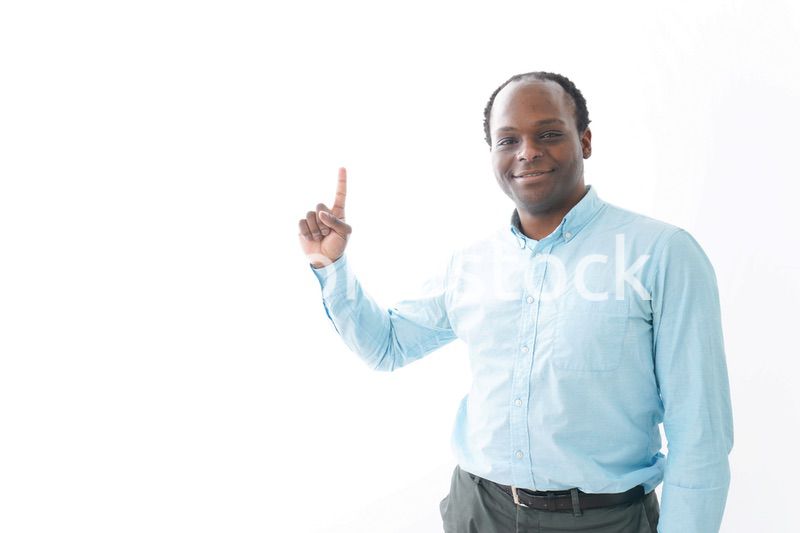 ポイントを指差す黒人の男性