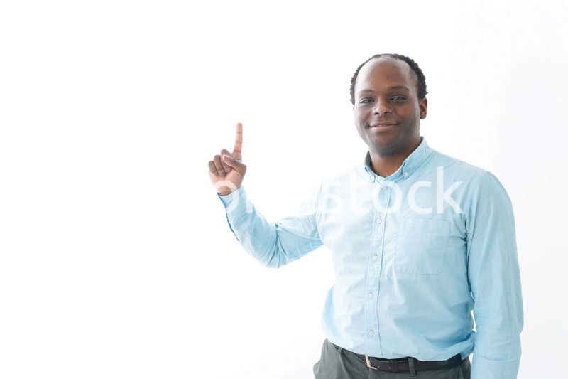 ポイントを指差す黒人の男性