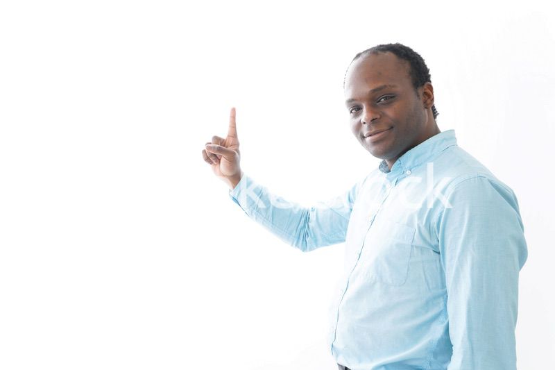 ポイントを指差す黒人の男性