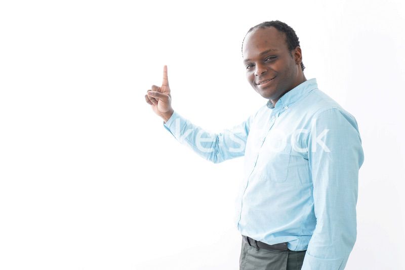 ポイントを指差す黒人の男性