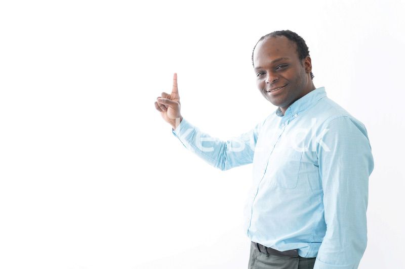 ポイントを指差す黒人の男性