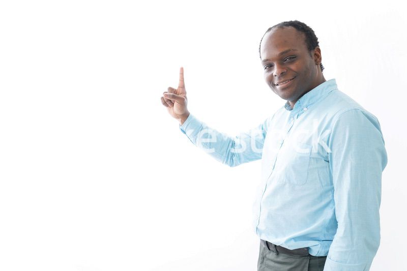 ポイントを指差す黒人の男性