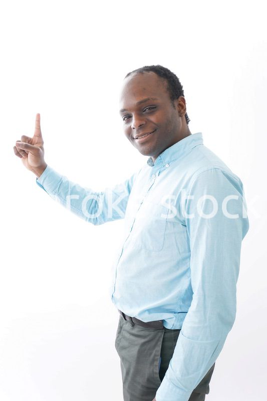 ポイントを指差す黒人の男性