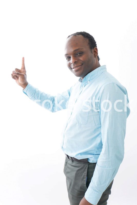 ポイントを指差す黒人の男性