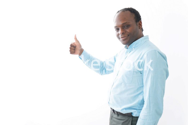 グッドサインをする黒人の男性