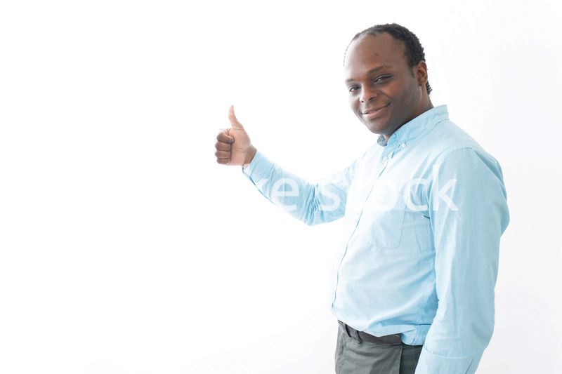 グッドサインをする黒人の男性