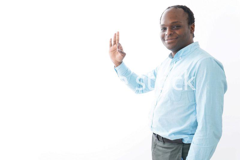 グッドサインをする黒人の男性