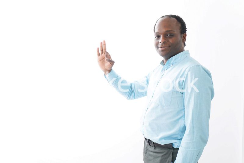 グッドサインをする黒人の男性