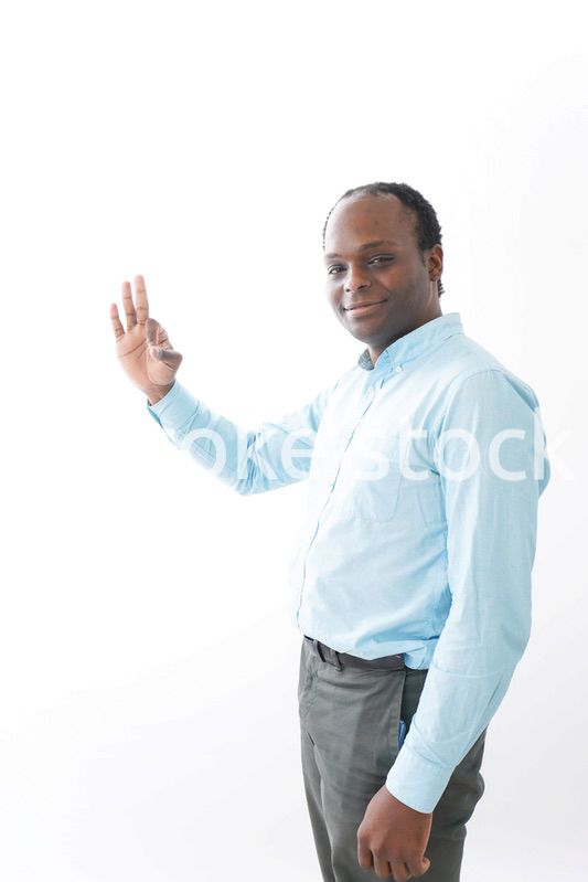 グッドサインをする黒人の男性