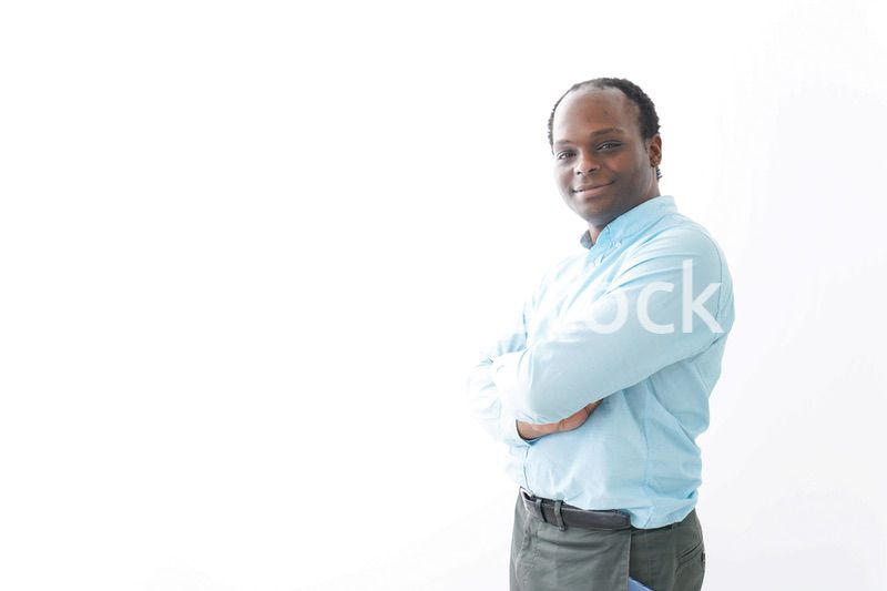 腕を組む黒人の男性