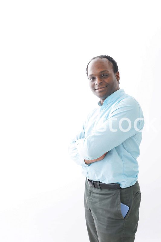 腕を組む黒人の男性