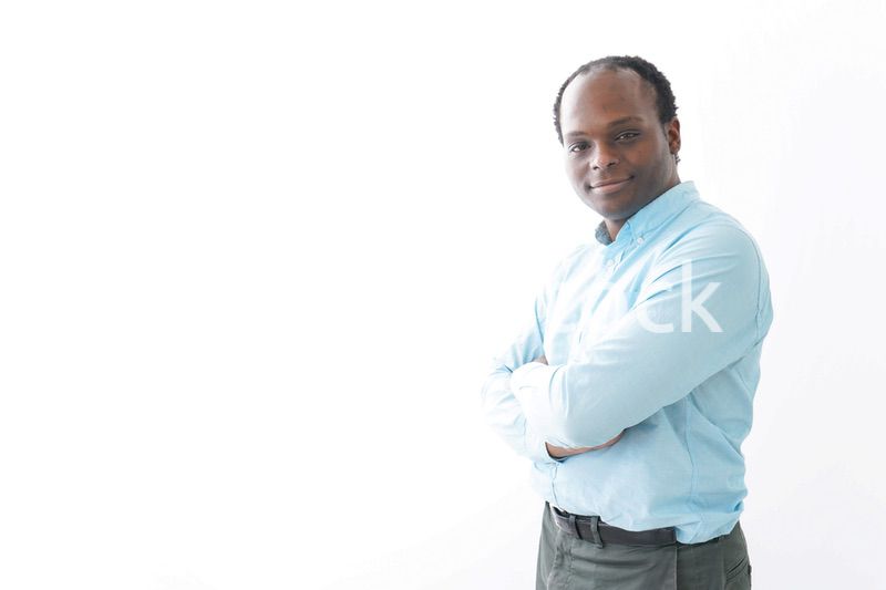 腕を組む黒人の男性