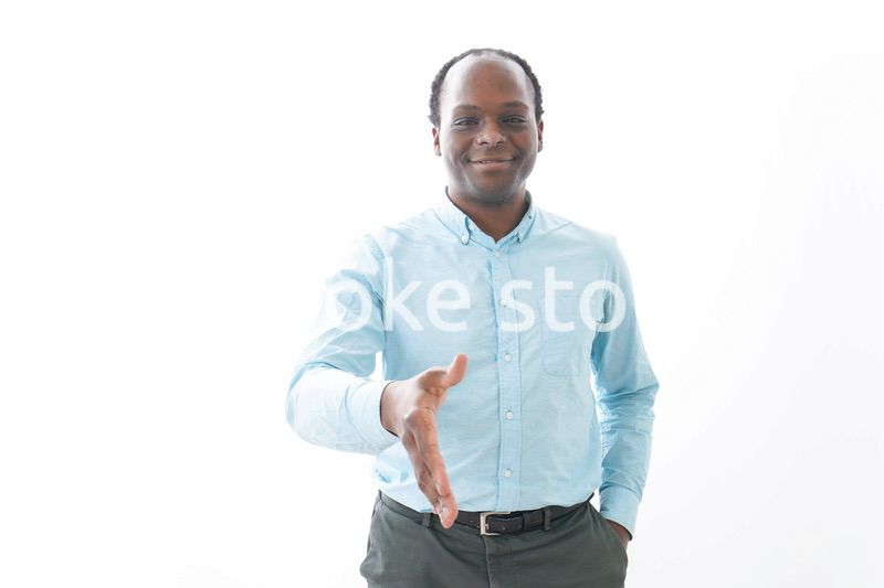 握手をするビジネスマン