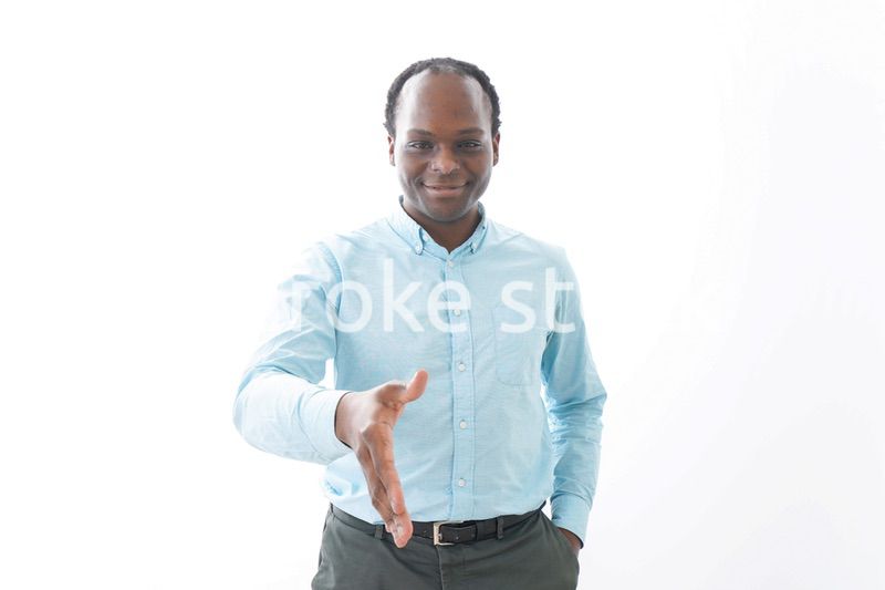 握手をするビジネスマン