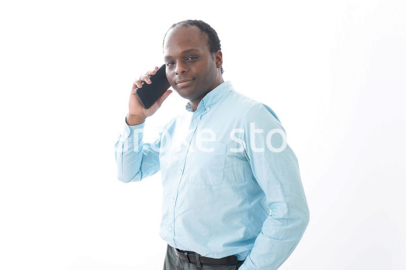 スマホを使う黒人の男性