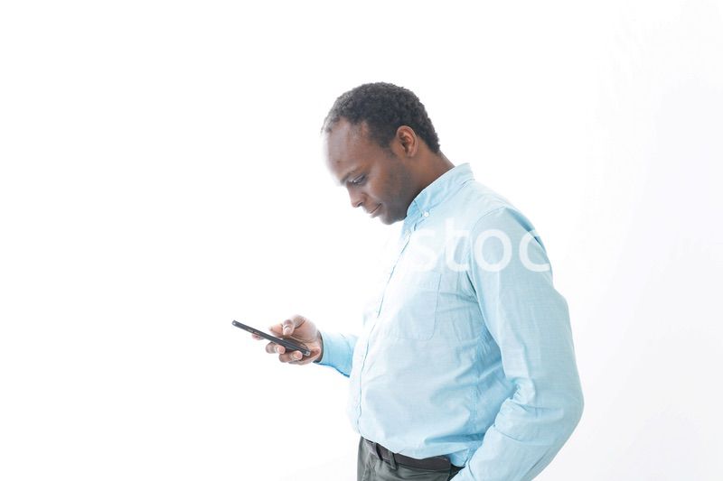 スマホを使う黒人の男性