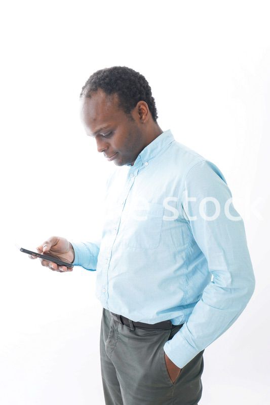 スマホを使う黒人の男性