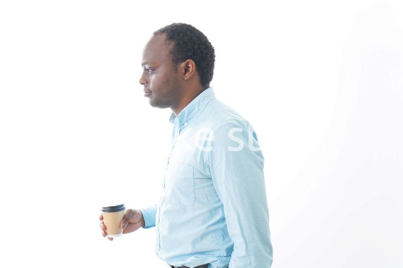 コーヒーを飲む黒人のビジネスマン