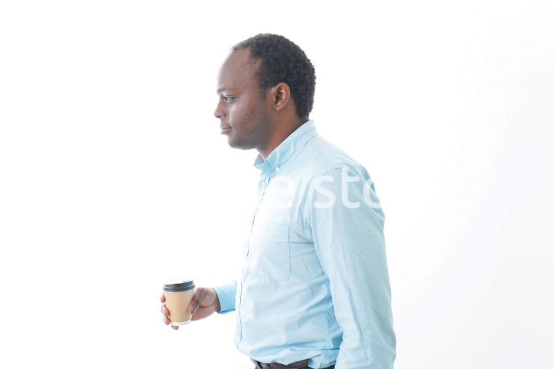 コーヒーを飲む黒人のビジネスマン