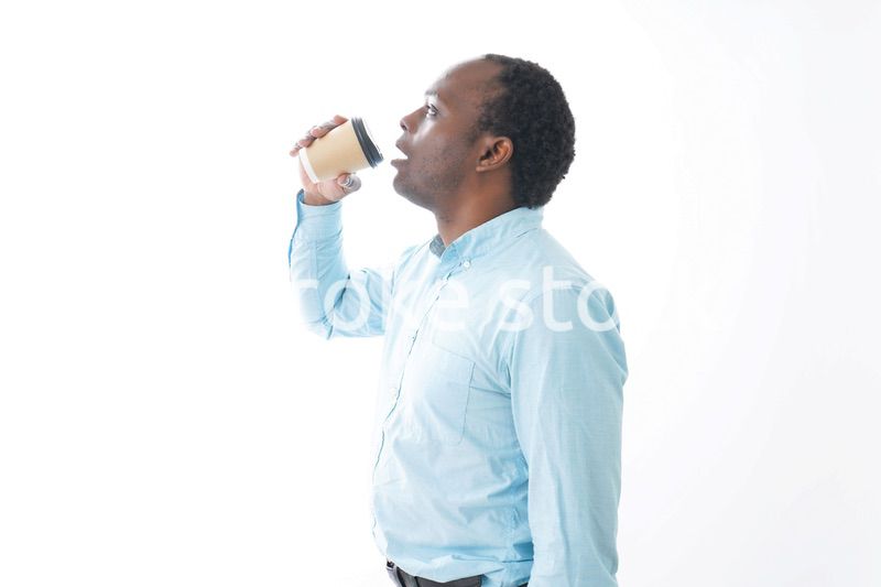 コーヒーを飲む黒人のビジネスマン