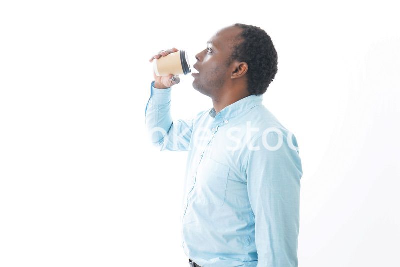 コーヒーを飲む黒人のビジネスマン