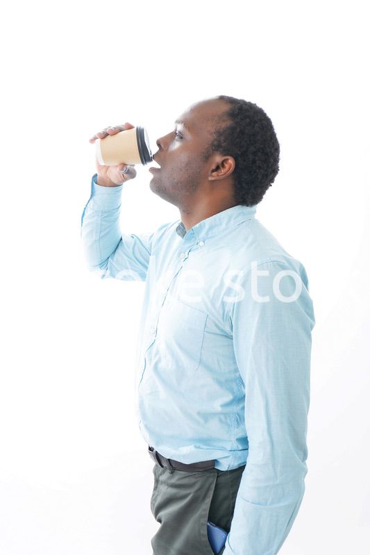 コーヒーを飲む黒人のビジネスマン