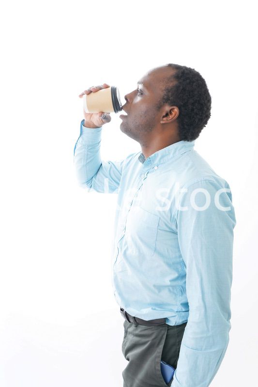 コーヒーを飲む黒人のビジネスマン