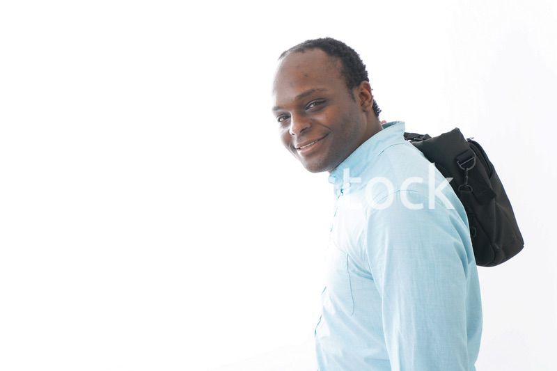 通勤をする黒人のビジネスマン