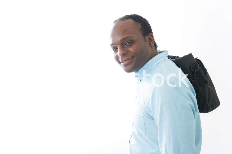 通勤をする黒人のビジネスマン