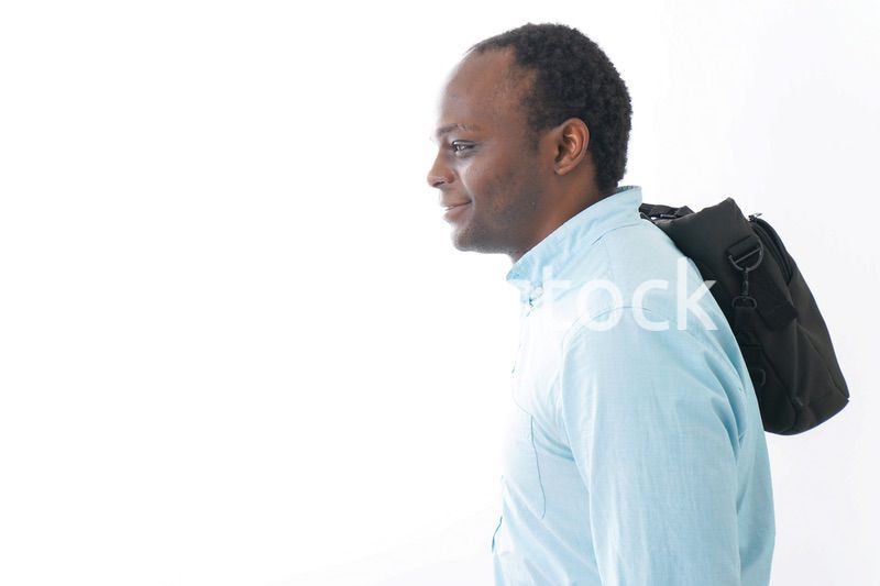 通勤をする黒人のビジネスマン