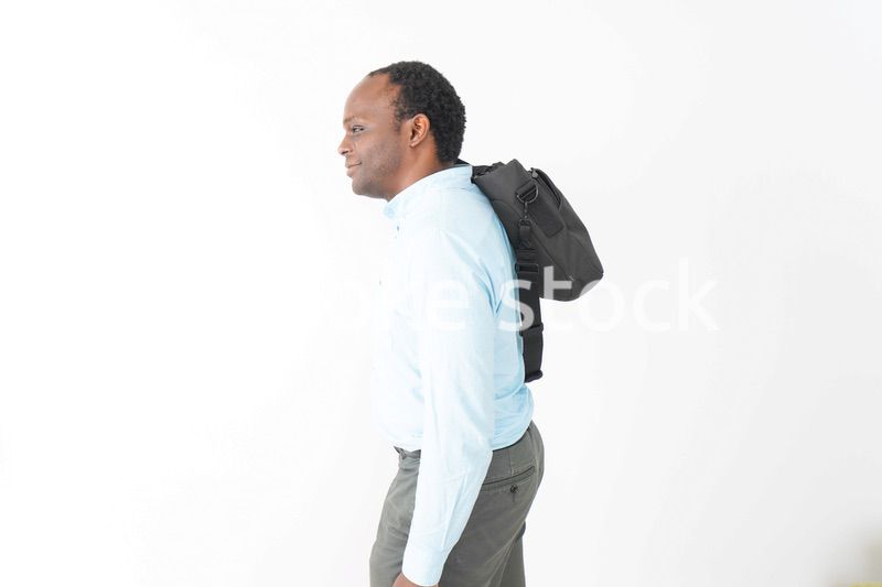 通勤をする黒人のビジネスマン