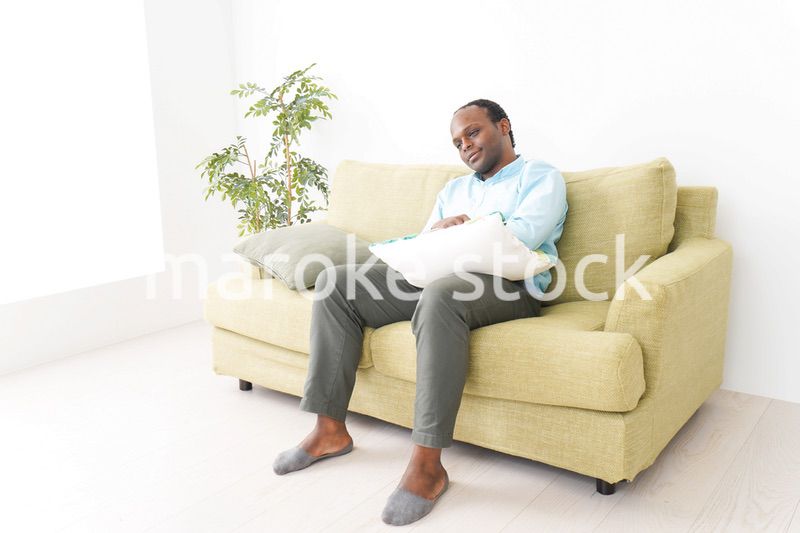 自宅でリラックスをする黒人のビジネスマン