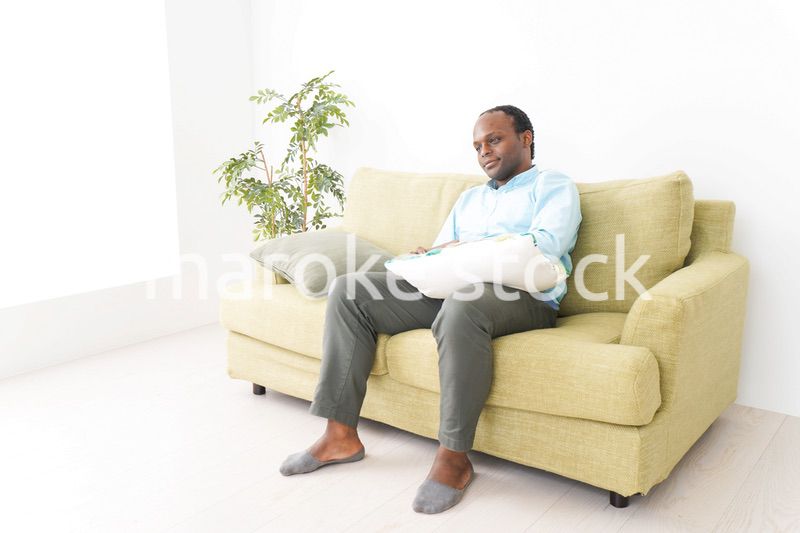自宅でリラックスをする黒人のビジネスマン