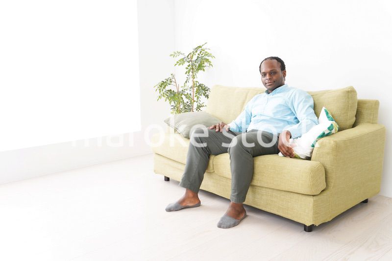 自宅でリラックスをする黒人のビジネスマン