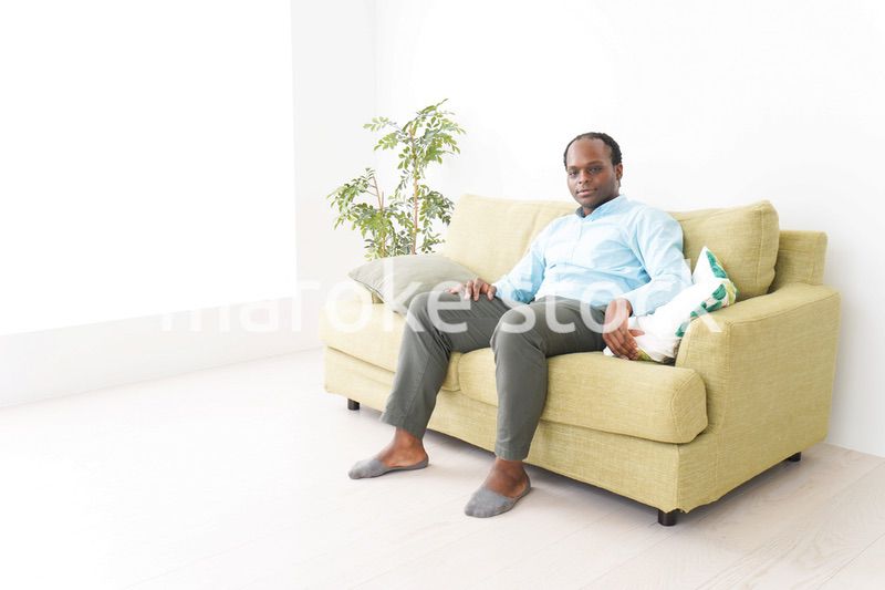 自宅でリラックスをする黒人のビジネスマン