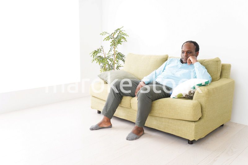 自宅でリラックスをする黒人のビジネスマン