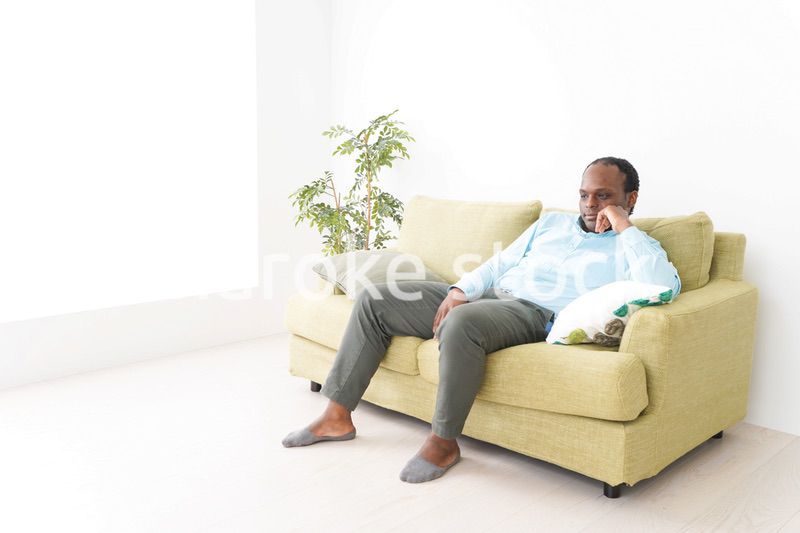 自宅でリラックスをする黒人のビジネスマン