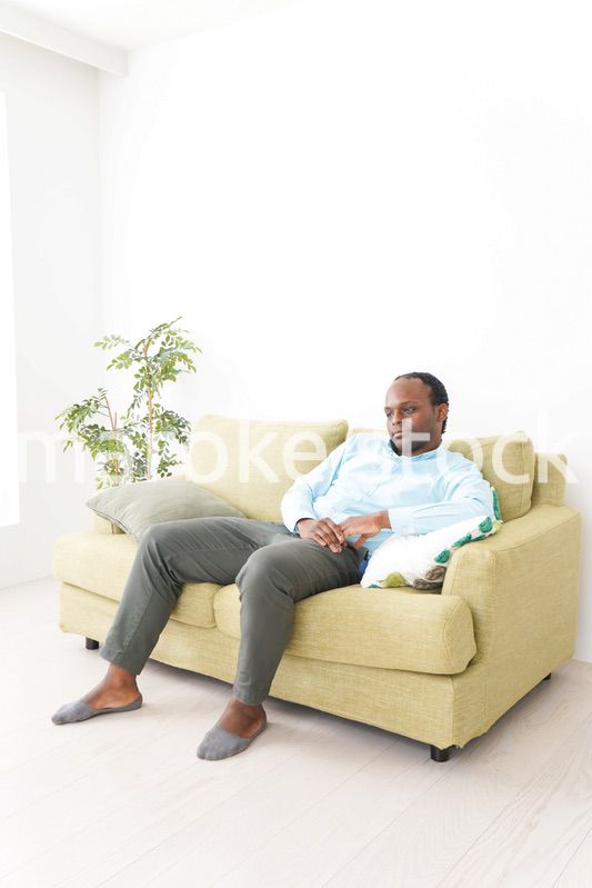 自宅でリラックスをする黒人のビジネスマン